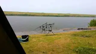Regenbuitje tijdens een karper sessie