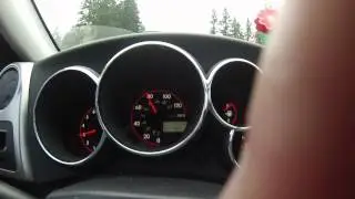 На спидометре 85 миль 136 км/ч, автомагистральная скорость