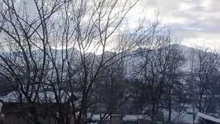 Tong otdi. Quyosh tog‘lar orasidan mo‘ralab turibdi