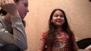 Challenge в наушниках с подружкой.