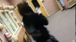 Un mec essaie de faire un backflip devant ses camarades de classe
