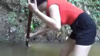 Beautiful girls catch big frog to eat