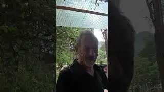 Tayland'da Doğaçlama Reggae Yapan Sarhoş