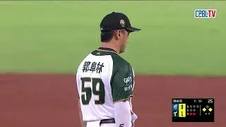 09/06 富邦 VS 台鋼 四局上，台鋼郭阜林drop the ball，接球失誤讓張育成攻上三壘得點圈