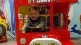 Даня играет В Детском  Мире. Катаемся на аттракционах.