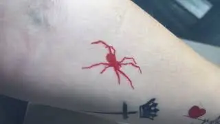 DESENHEI UMA ARANHA VERMELHA TATTOO FAKE