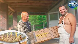 Вызывали на хутор мастера, а приехал стриптизёр. Накормили его вкусной едой и заставили работать!)