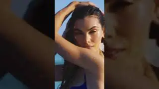Модели позирует на морском пляже