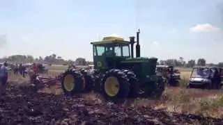 John Deere 7520 Plowing
