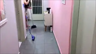 Jana Jenner limpando a casa