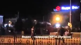 Луганск   Майданутые расстерливают на улице людей 08 04 2014