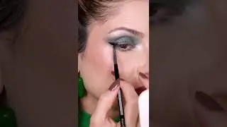 Inspiração de Natal com um olho verde, dramático, sexy e super maravilhoso 🎄✨🎅🏻 #maquiagem