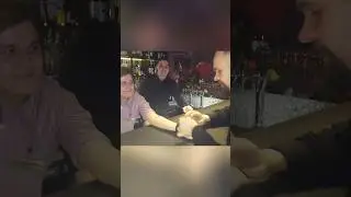 СНЯЛ ЧАСЫ 🤣 ЗМЕЙ ПОДКРАЛСЯ НЕЗАМЕТНО 😎 Влад Алмазов #shorts #аренамагии #фокусы #приколы #юмор