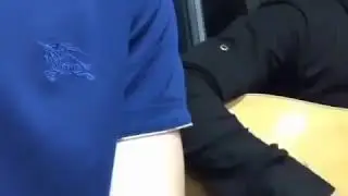 Чеченец играет на гитаре