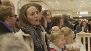 Gloria! Flashmob der Berliner Stadtmission am Alexanderplatz