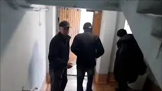Помогите бедному полицейскому.