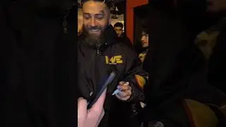 Şehinşah dinleyicisinin memesini beğeniyor 😅😅