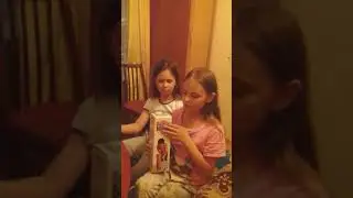 Играю в падающаю башню вместе с сестрой