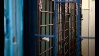 Женщина-полицейский отдельно правонарушителя