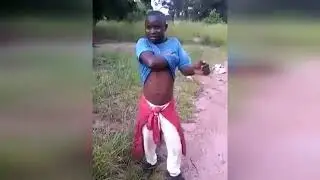 НЕГР ИГРАЕТ НА ПОДМЫШКАХ
