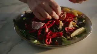 Se hvordan du kan lave en lækker salat med fyld af mørbrad og toppet med karrydressing