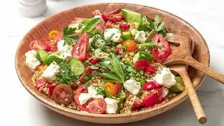 Craving something healthy and delicious? Try our Greek grain salad recipe! 🥗💚