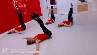 Группа с инструктором по стрип-пластике Ольгой танцуют в студии танца Queens, Минск