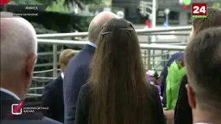 Лукашенко приехал на избирательный участок под гармошку