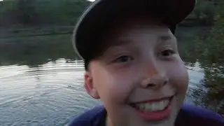 Арсений рыбачит