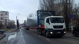 Водила красавчик.