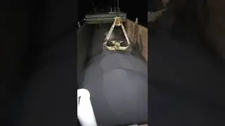 Выгрузка щебня из трюма сухогруза.