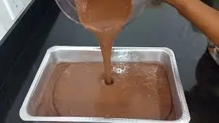 BOLO DE CHOCOLATE COM RECHEIO DE NINHO SUPER CREMOSO