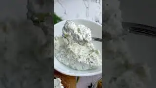 Мягкий крем-сыр с соленым огурчиком и зеленью