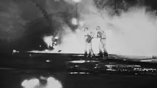UFO disaster. горящие люди бегут из огня. Burning people running.