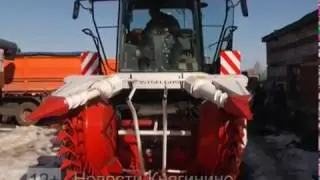 Механизаторы  готовят технику
