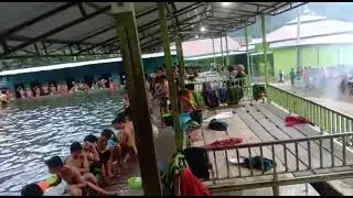 Ratusan santri mandi di kolam 