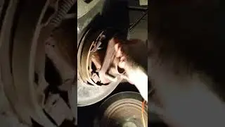 Вращение ступицы заднего левого колеса Tiida.