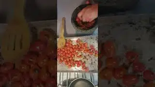 salsa de chiltepin con tomates cherris en molcajete.