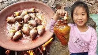 Primitive Technology - Fried Chicken Heart on Clay - Cooking with Little Girl