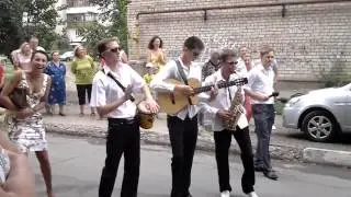 Прикол на свадьбе! Классный танец жениха и свидетелей! Невеста Довольна!!!