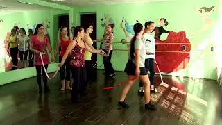 Танец  -  игра с лентами. (Учим детей держать интервал между парами)