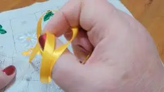 Белые и жёлтые цветы с орнаментом из листьев и бордюром из узкой ленты