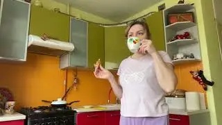 Готовлю сосиска в лаваше ,Ангелина снимает пробу