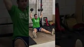 DUAL DB Z PRESS / PRESS DE HOMBRO SENTADO EN EL SUELO CON MANCUERNAS