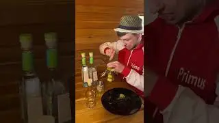 Залили водкой мёд, лимон, имбирь, корицу.