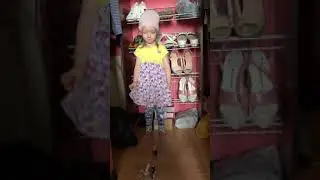 Разлила мамин лак для ногтей