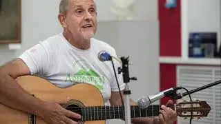Музыкант Б.Окуджава