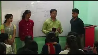 सेमिनार में विजयी छात्र / छात्राओं को पुरस्कार वितरण करते हुए।