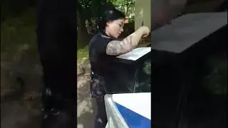 Полицейская потеряла значок? Или совесть?..