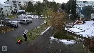 Чиню знак во дворе.